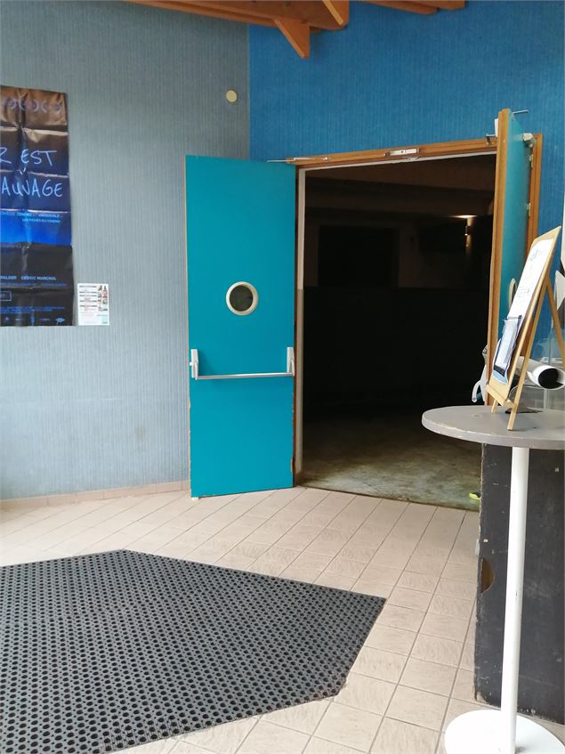 Entrée de la salle de cinéma La Chaudanne - Blanc_Mappaz_Pierrick