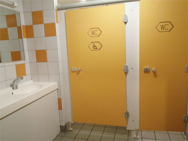 Entrée sanitaires Salle de la Chaudanne - Blanc_Mappaz_Pierrick