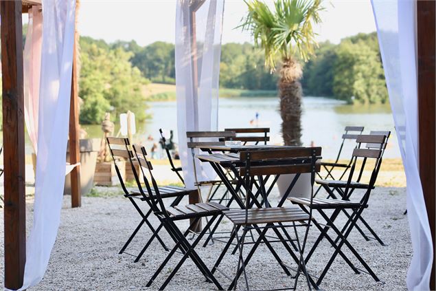 Table restaurant sur terrasse - base loisirs et nature La Grange du Pin Treffort(31)©Pierre Jayet