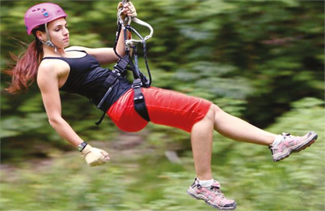 Tyrolienne au-dessus du plan d'eau - base loisirs et nature La Grange du Pin Treffort(31)©Pierre Jay