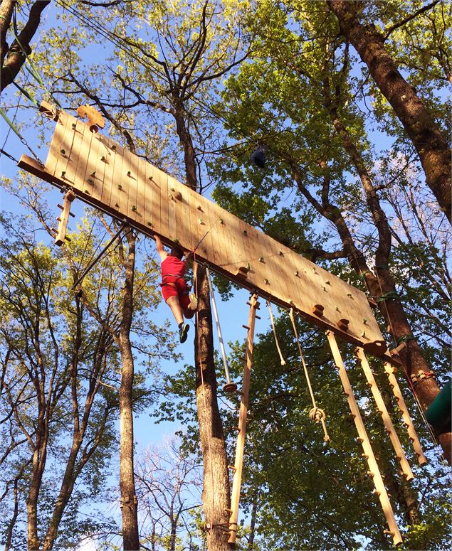 Accrobranche pour experts - base loisirs et nature La Grange du Pin Treffort(31)©Pierre Jayet
