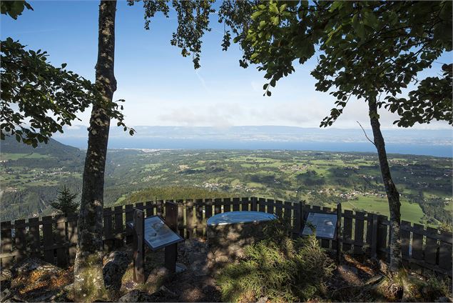 Table d'orientation et panneau au belvédère de Tréchauffé - Yvan Tisseyre / OT Vallée d'Aulps