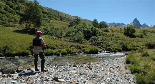 Pêche en rivière dans le Vallon de l'Aiguille Noire - X.Aury / Valloire Tourisme