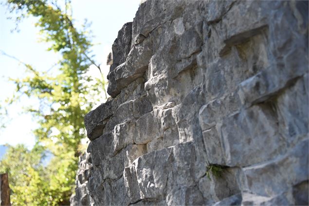 monolythe calcaire et voies d'escalade - Wendy Vincent