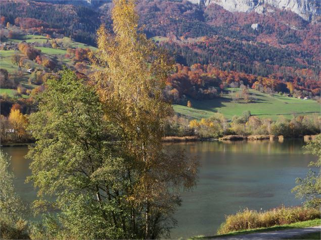 Lac des Ilettes en automne - photo sous licence creative commons https://creativecommons.org/license