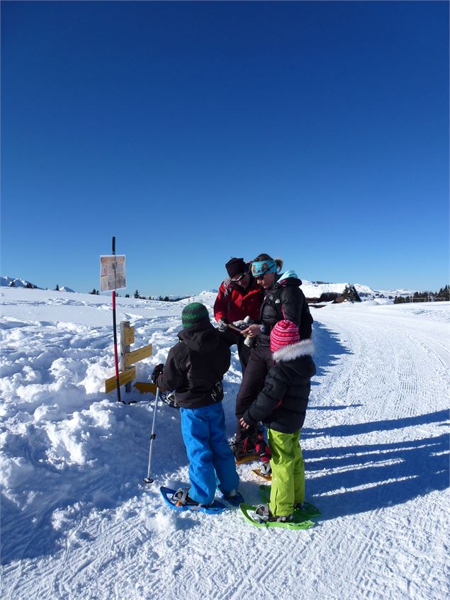 Initiation à l'orientation sur le parcours ludique des Crêtes - SEAM Les Saisies Villages Tourisme