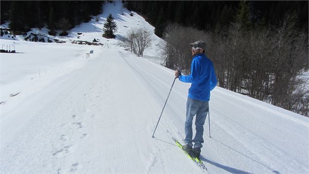 Enfant en ski de fond sur la boucle nordique du lac des Plagnes - 2CVA