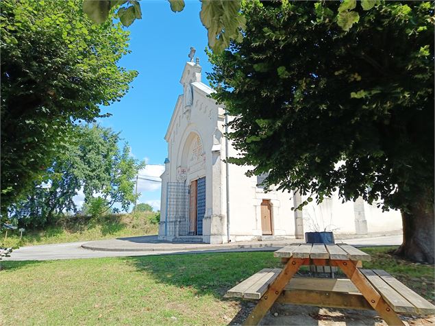 Table de pique-nique à la chapelle de Pigneux St Genix-sur-Guiers St-Genix-les-Villages - OT Val Gui