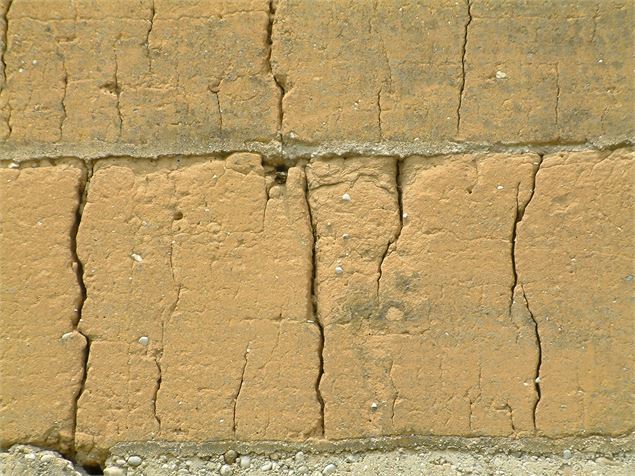 Mur en pisé - C. Parent - Office de Tourisme Pays du Lac d'Aiguebelette