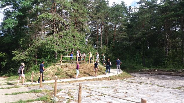 Les empreintes de dinosaures de Villette - png