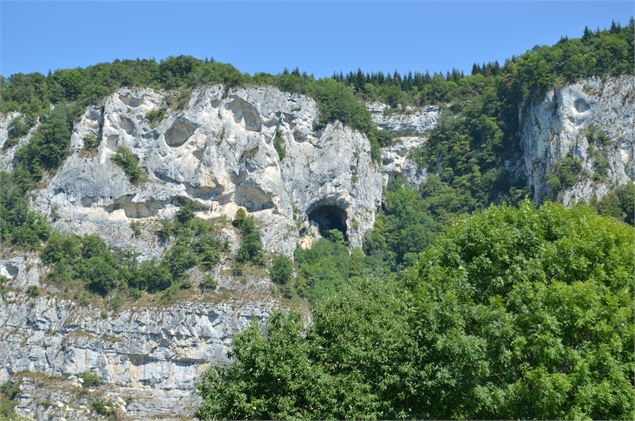Grotte dans la falaise Rochefort - OT Val Guiers@L. Martin