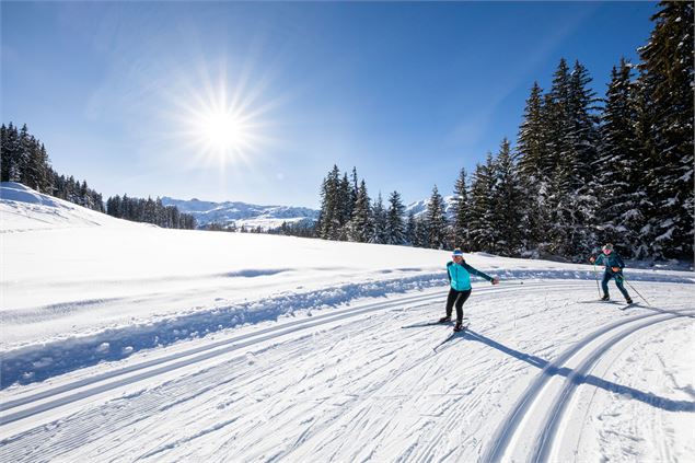 Skieur de fond profitant d'une piste bien tracée sous un ciel bleu à Méribel. - Sylvain Aymoz/Méribe