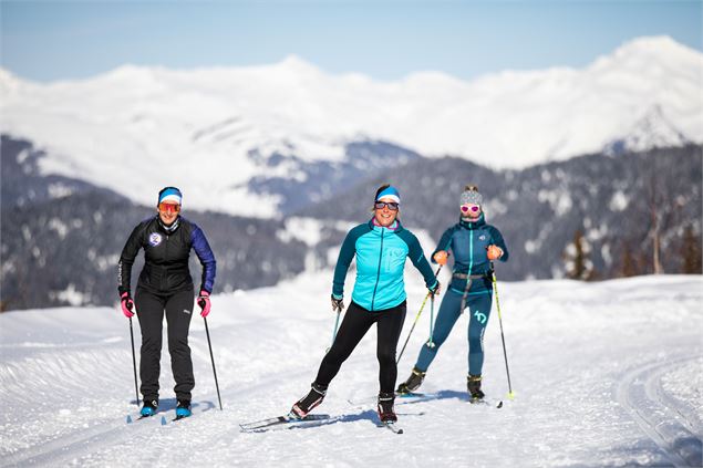 Trois skieurs de fond en train de skier ensemble sur les pistes de Méribel Altiport. - Sylvain Aymoz