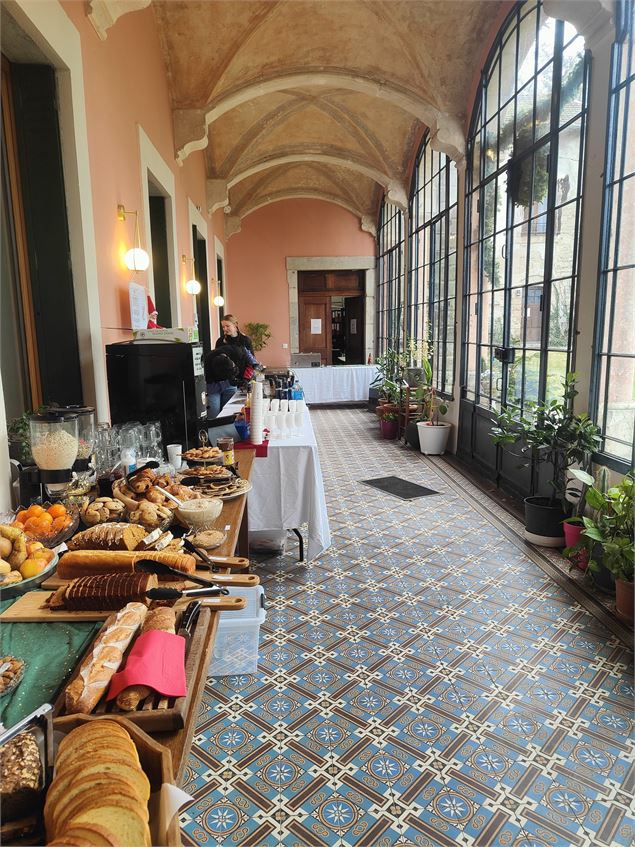 Petit déjeuner dans l'orangerie - Crédit photo Château de Fortis
