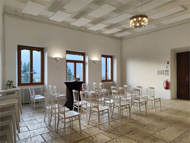 Réunion dans une partie du grand salon - Crédit photo Château de Fortis