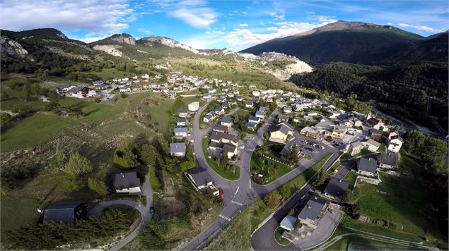 Vue aérienne  du village d'Avrieux - A.Kempf