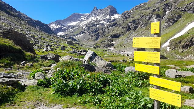 Panneaux indicatifs au refuge d'Ambin pour les départs de randonnées - CCHMV - MF. Rigolet
