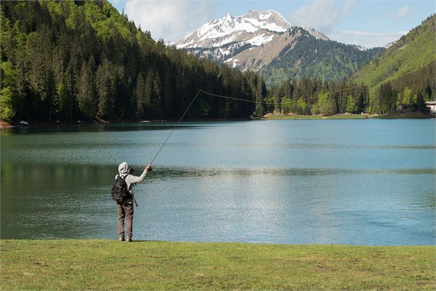 Pêche au lac de Montriond - Yvan Tisseyre / OT Vallée d'Aulps