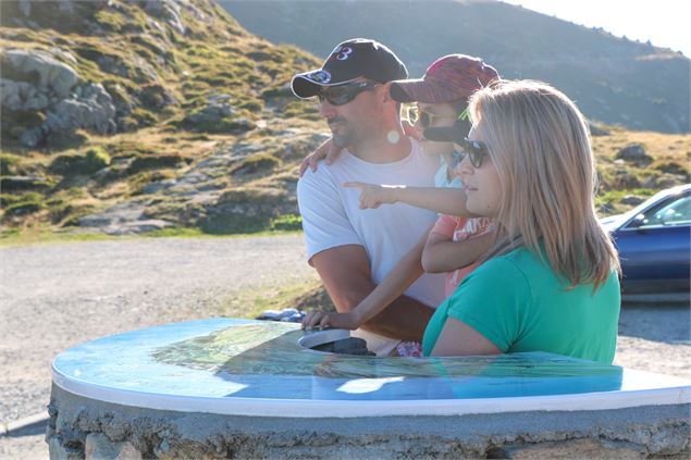 Balade en famille au Col de la Croix de Fer - © OT Saint Sorlin dArves - V Bellot-Mauroz