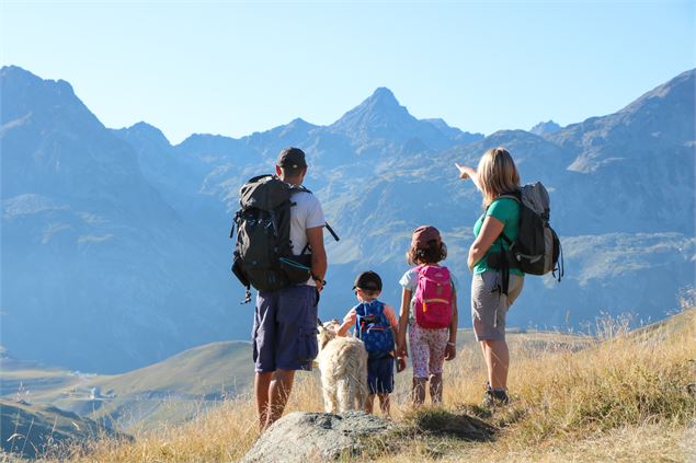 Famille en randonnée au Col de la Croix de Fer - © OT Saint Sorlin dArves - V Bellot-Mauroz