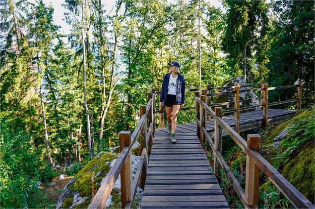 randonneuse sur passerelle en bois - OT Combloux PaulBesson