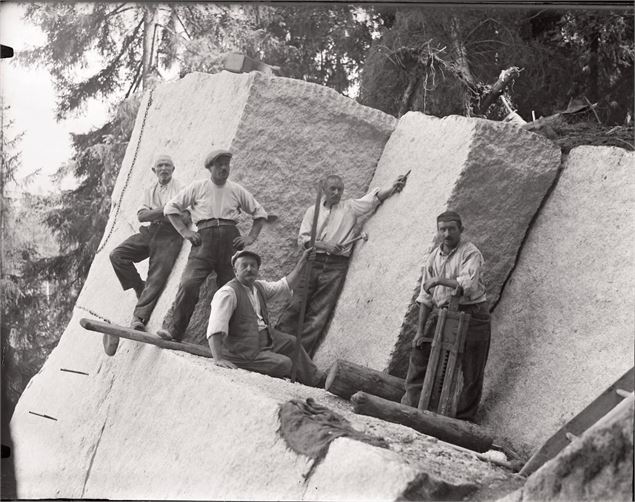 image d'archive, graniteurs devant blocs de granit - OT Combloux PaulBesson