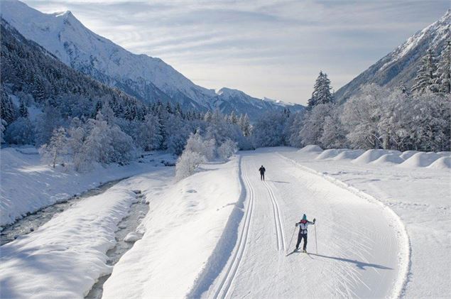 Skieur de fond sur piste avec vu Mont Blanc - Savoie Nordique