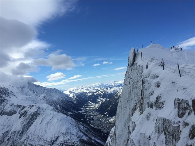 Vue sur la vallée de Chamonix depuis le Bochard au domaine des grands-montets - OTVCMB