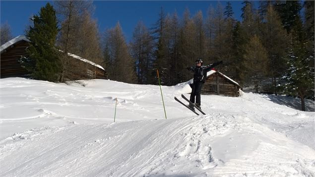 Un skieur fait un saut - Gwen OT La Norma