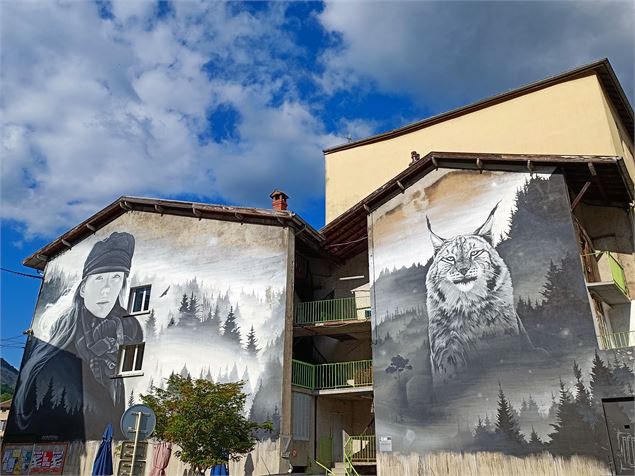 Peintures murales représentant une jeune bugiste et un lynx - Sabrina Megani / Plaine de l'Ain Touri