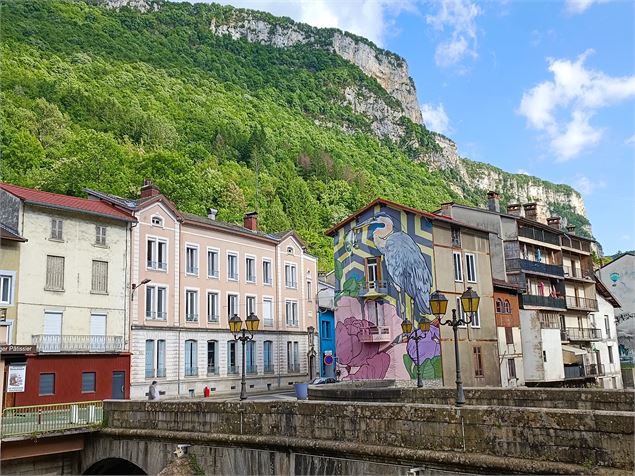 Vue de la fresque du héron et du pont du village - Sabrina Megani / Plaine de l'Ain Tourisme