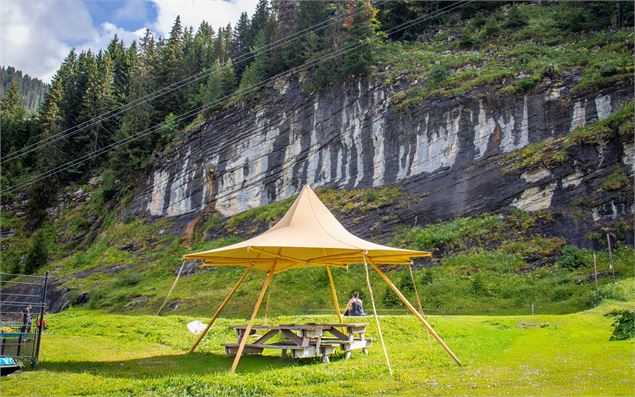 Tables de pique-nique couvertes situées à proximité du City Stade après le téléphérique des Grandes 