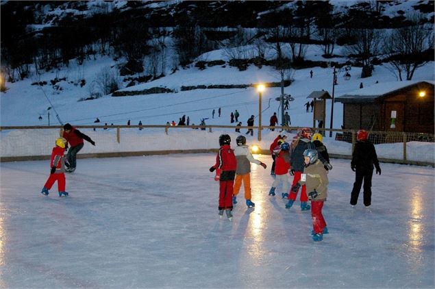 Une famille sur la patinoire à la tombée du jour - OT HMV