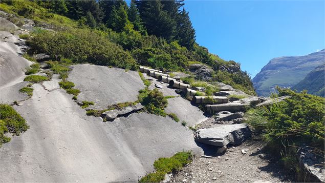 Les escaliers sous le refuge de Vallonbrun - CCHMV - MF Rigolet