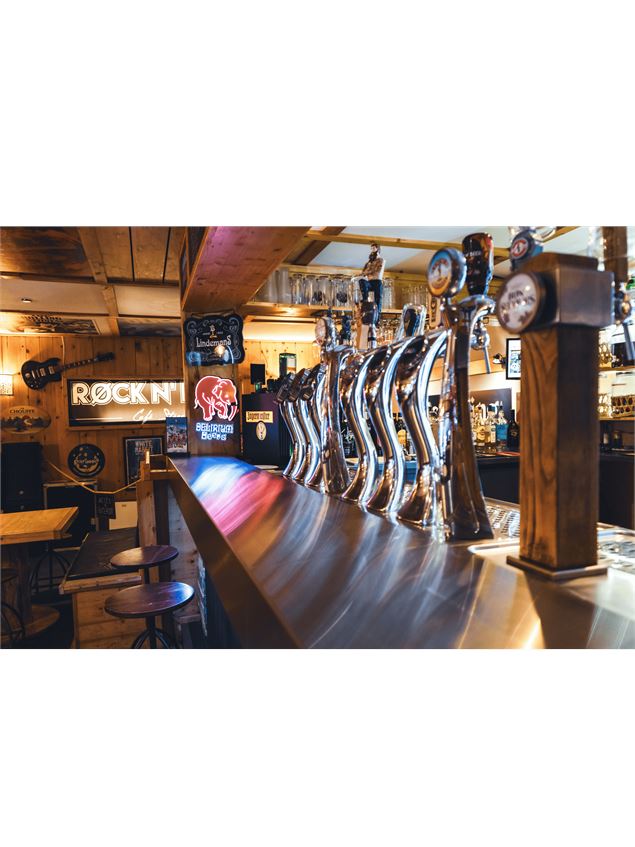 Le comptoir et les tireuses à bière - p.viry