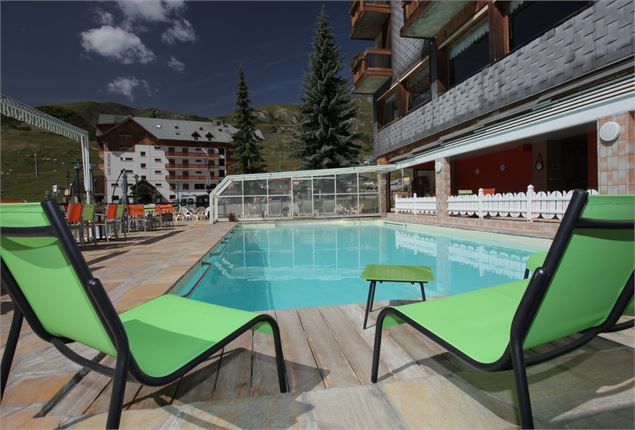 Piscine de l'Hôtel Les Soldanelles en été - MY GROOM SERVICE