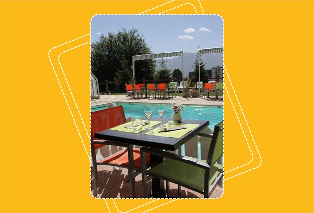 Restauration au bord de la piscine de l'Hôtel Les Soldanelles en été - MY GROOM SERVICE