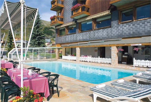 Restauration au bord de la piscine Hôtel Les Soldanelles été - MY GROOM SERVICE