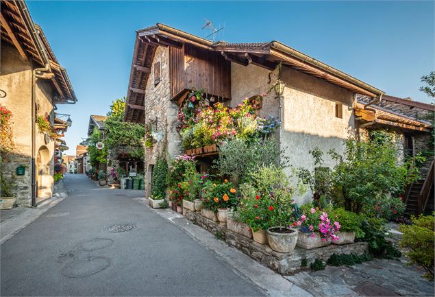 Rue et maison fleurie - Destination Léman - A. Berger