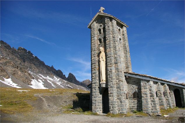 L'entrée de la chapelle surmontée d'une statue de la Vierge - Pascal Cariou - OTHMV