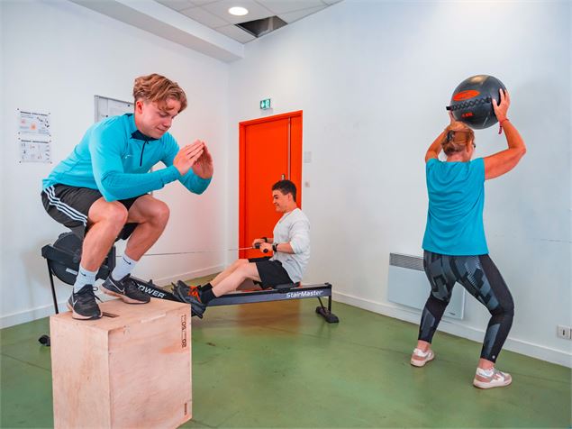 Groupe de 3 personnes qui s'entraine dans la salle de sport du Corbier - Corbier Tourisme