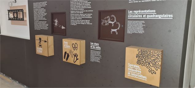 Gravures rupestres reproduites à l'espace de médiation culturelle - Caroline Menon - Mairie d'Aussoi