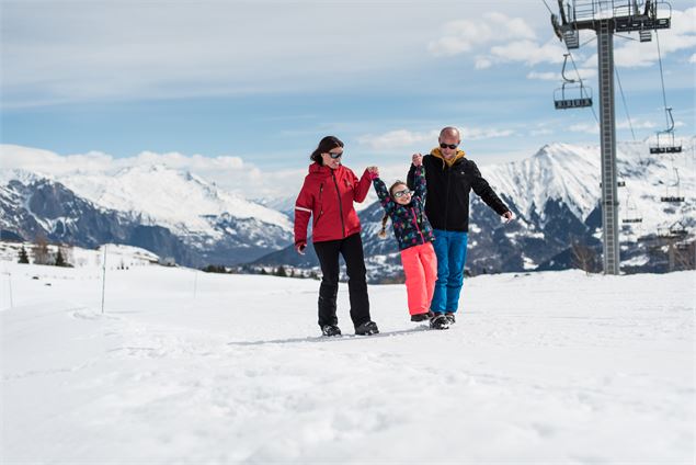 Balade dans la neige en famille - © Office de tourisme de La Toussuire