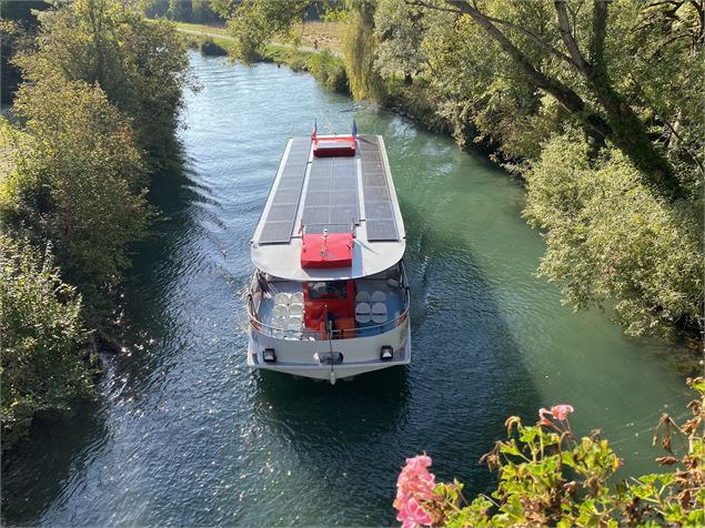 Un toit recouvert de panneaux solaires - bateaucanal