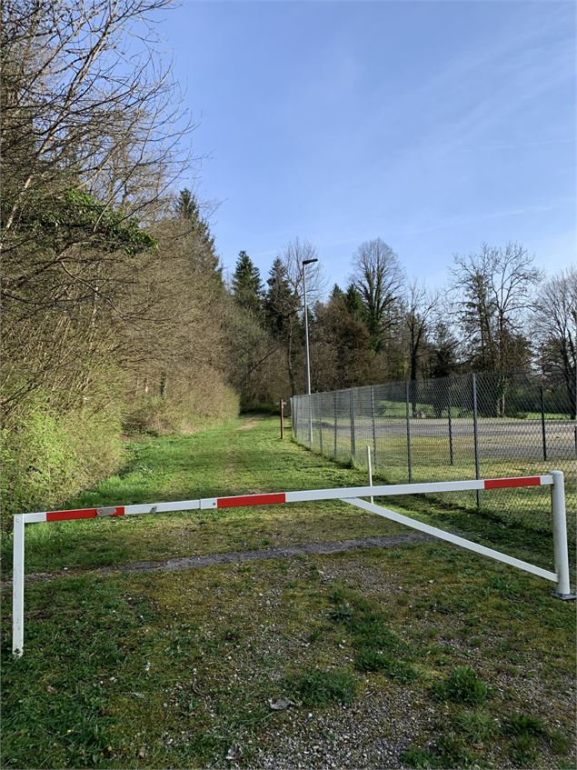 Barrière devant le parking - Maxime Michel