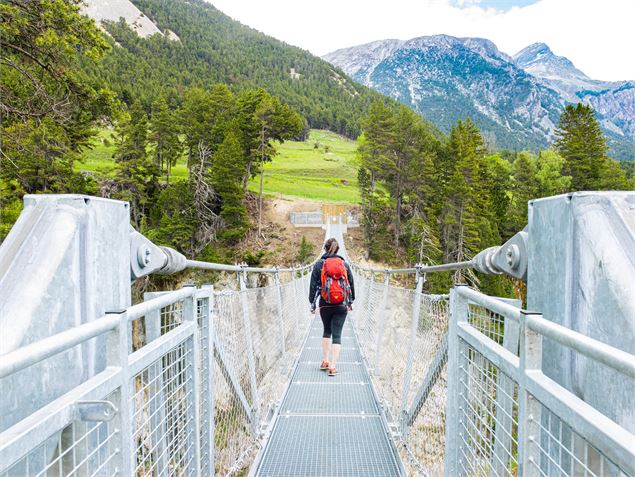 Une femme traverse la passerelle himalayenne - D.Cuvelier - OTHMV