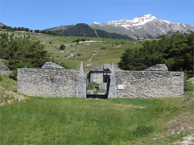 Vue extérieure du cimetière - Patrick Lesieur - OT AUSSOIS