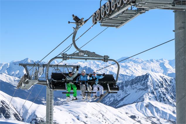 Famille sur le Sommet télésiège Saint Sorlin d'Arves - © OT Saint Sorlin dArves - V Bellot-Mauroz