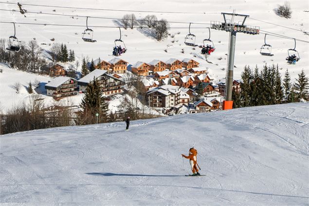 Sorlinette dévallant la piste Claforay - © OT Saint Sorlin dArves - V Bellot-Mauroz