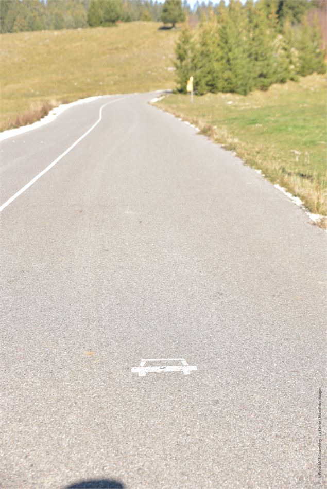 pictogramme voiture à suivre à vélo - école de VTT La Féclaz - Massif des Bauges